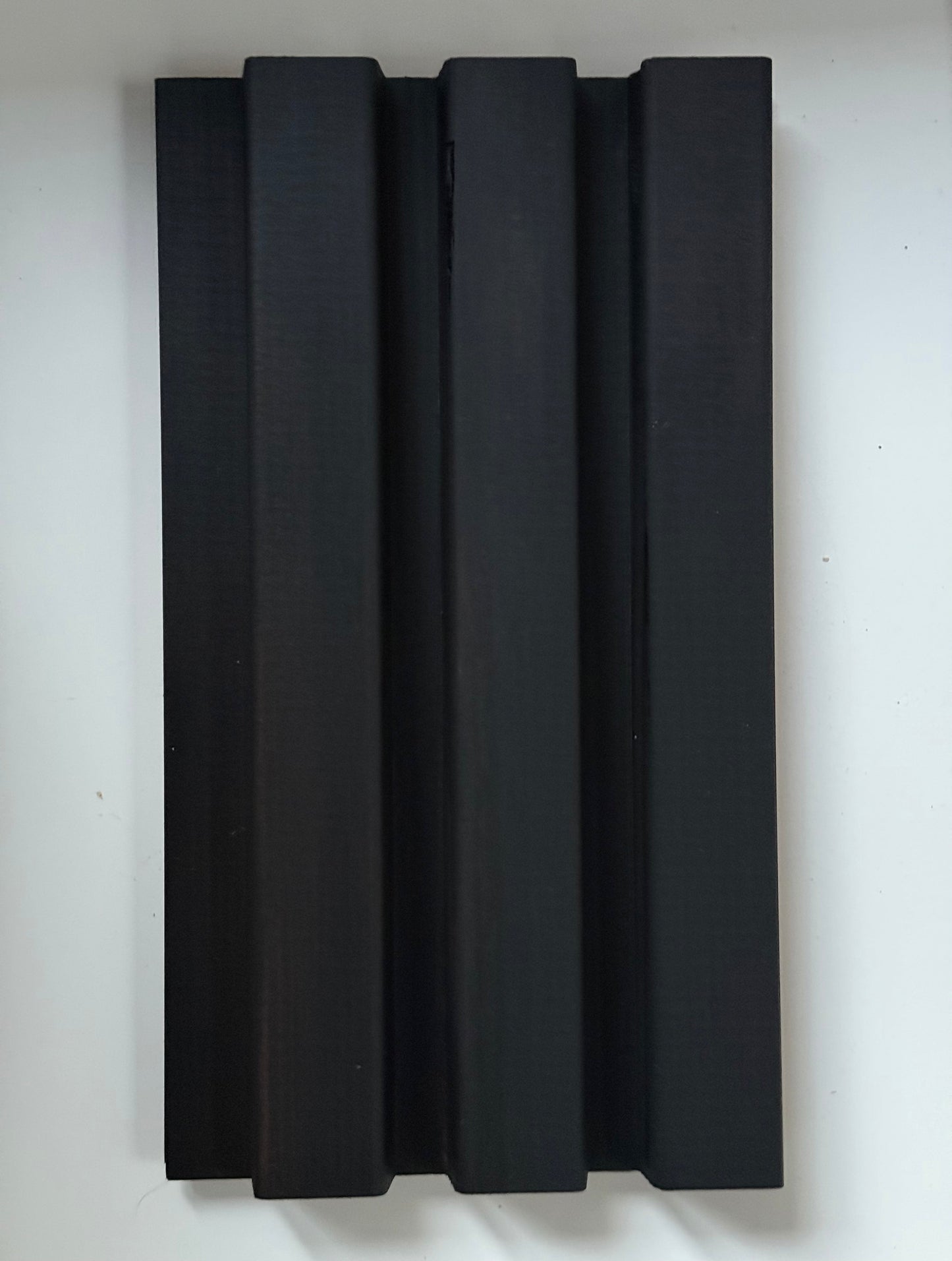 Pakiet 10 szt: Deska elewacyjna z termo-sosny 26×140×3000 – klasa AB, potrójna ryflowana, kolor czarny